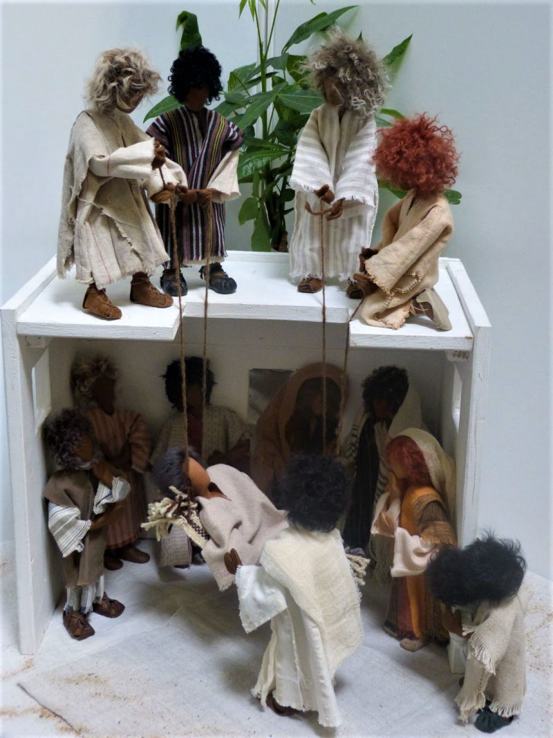 Erzählfigur stützt andere Figur